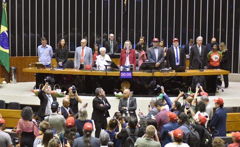Após a sessão solene, líderes de frentes parlamentares convocaram entrevista para anunciar medidas contra o MST. Foto: Zeca Ribeiro / Câmara dos Deputados