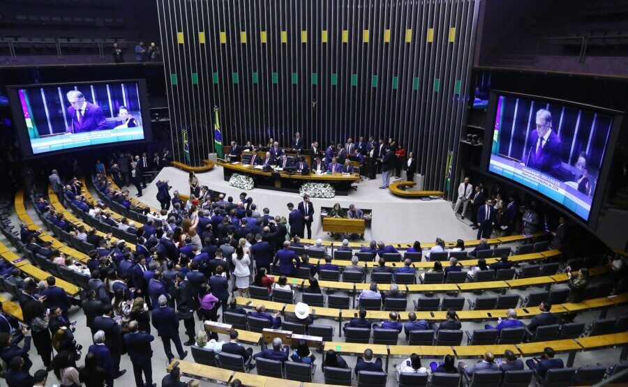 Plenário da Câmara durante sessão do Congresso Nacional; deputados e senadores devem analisar os vetos do Orçamento