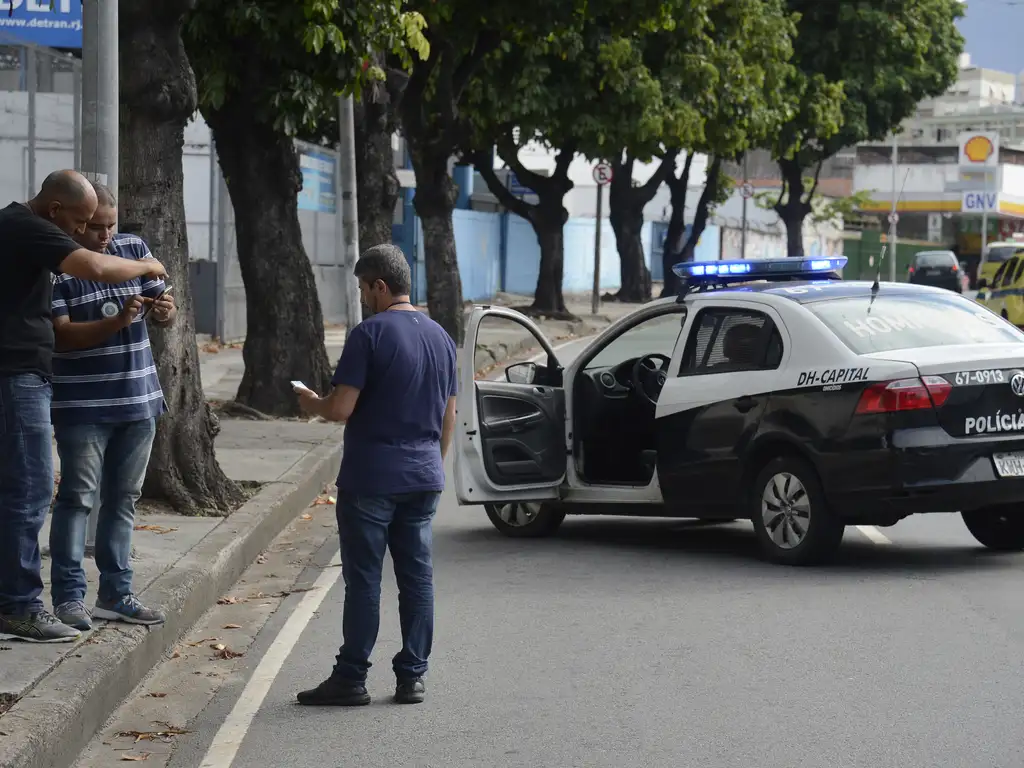 Policiais investigando o assassinato da vereadora Marielle Franco (Psol), no Rio de Janeiro, em 2018. Rio de Janeiro Foto: Tomaz Silva/Agência Brasil