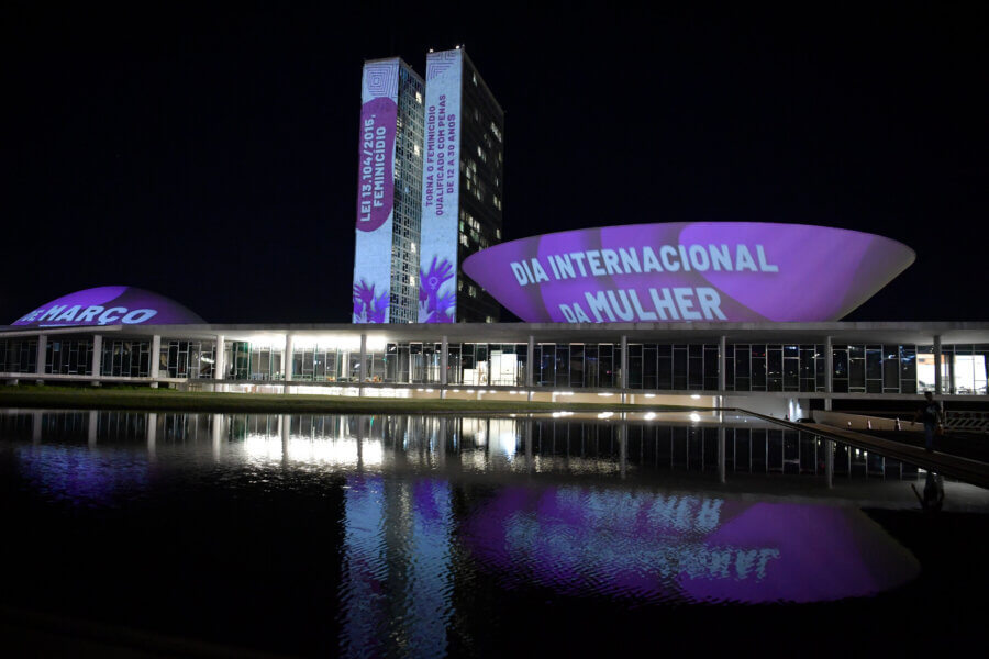Congresso Nacional iluminado com projeção do Dia Internacional da Mulher. Foto: Jonas Pereira/Agência Senado