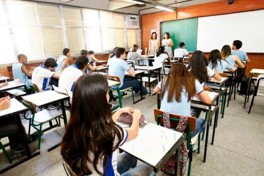 Sala de aula; projeto do Senado cria regras para regulamentar o ensino em tempo integral da educação básica