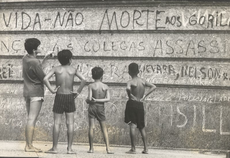 Crianças observam muro pichado com frases contra a ditadura militar, em 1968. Foto: Arquivo Nacional (via Wikimedia Commons)