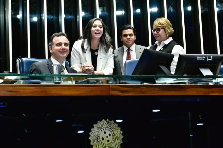 Rodrigo Pacheco, Iza Arruda e Jussara Lima durante a aprovação do projeto que cria regras para o atendimento de mulheres vítimas de violência