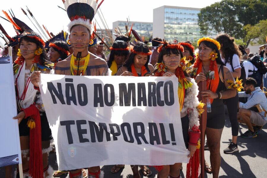 Manifestação indígena próxima ao Supremo Tribunal Federal (STF), quando a Corte analisava a questão do marco temporal. Foto: Maiara Dourado/Cimi