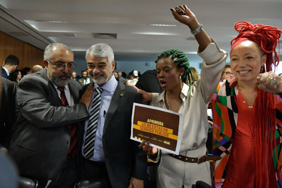 O senadores Paulo Paim (PT-RS) e Humberto Costa (PT-PE), com as deputadas Carol Dartora (PT-RS) e Daiana Santos (PC do B), comemoram a aprovação do projeto na CCJ. Foto: Geraldo Magela/Agência Senado