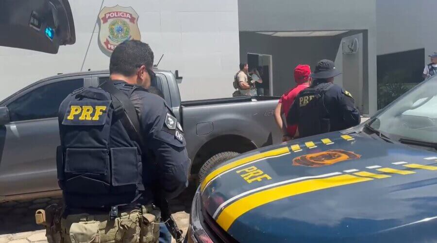 Trecho de vídeo em que policiais levam os fugitivos à sede da Polícia Federal em Marabá. Foto: Reprodução