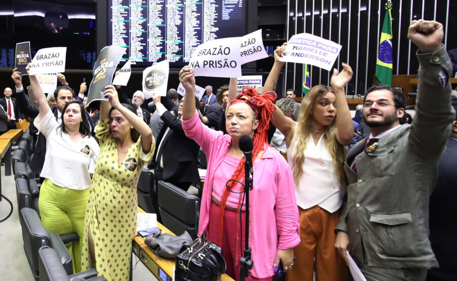 Deputados no plenário da Câmara se manifestam em favor da prisão de Chiquinho Brazão. Foto: Bruno Spada/Câmara dos Deputados