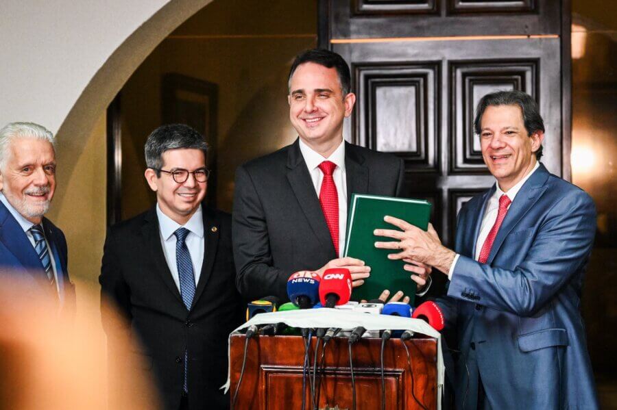 Rodrigo Pacheco recebendo o projeto de regulamentação da reforma tributária do ministro Fernando Haddad
