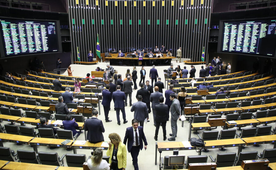 Plenário da Câmara dos Deputados; parlamentares são pré-candidatos para comandar prefeituras