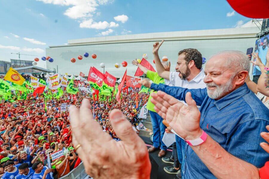 Presidente Lula ao lado do deputado federal Guilherme Boulos (Psol-SP), pré-candidato a prefeito de São Paulo, durante discuso de 1º de maio. Foto: Ricardo Stuckert