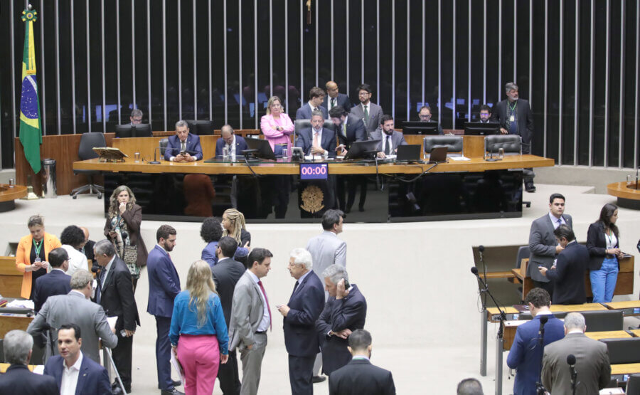 Deputados no plenário da Câmara. Foto: Zeca Ribeiro/Câmara dos Deputados