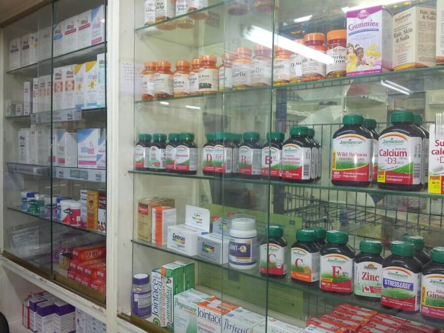 Forte presença de farmácias e drogarias na cena urbana é um dos fatores da ênfase na comercialização de medicamentos na promoção da saúde. Foto: Pixabay
