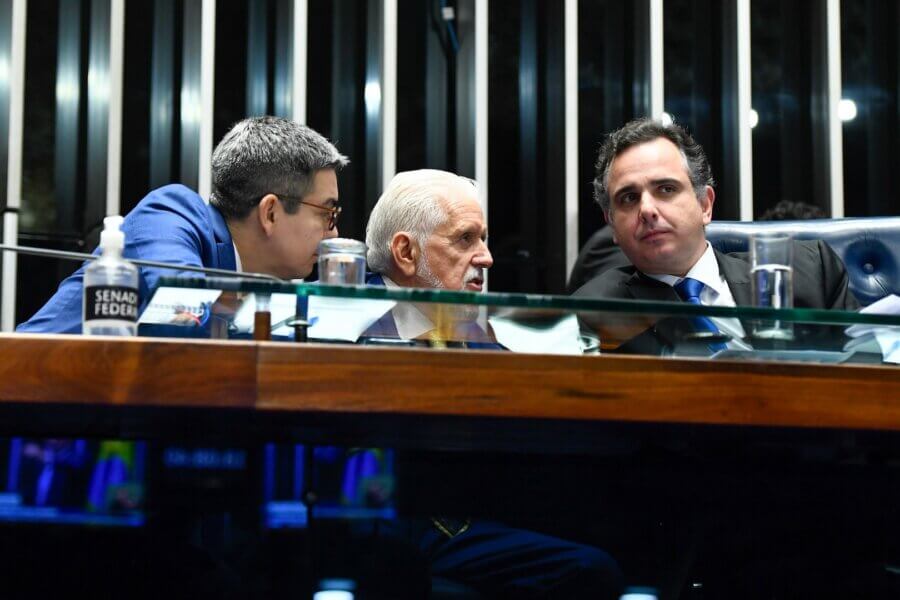Randolfe Rodrigues, Jaques Wagner e Rodrigo Pacheco; líderes do Governo tentam destravar no Senado o projeto do novo DPVAT para o pagamento de emendas
