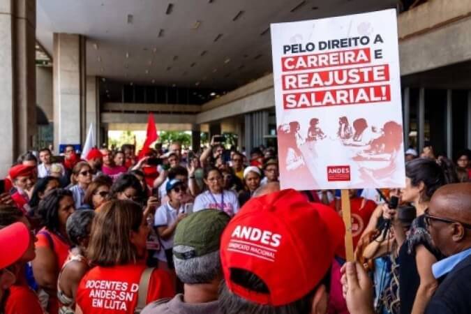 Docentes em greve fazem manifestação por reajuste salarial. Foto: Reprodução/Fonasefe