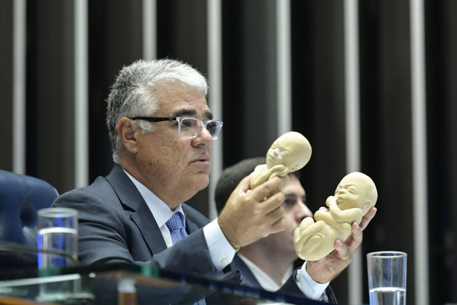 O senador Eduardo Girão (Novo-CE) na Mesa Diretora do Senado, segurando duas réplicas de fetos. Foto: Geraldo Magela/Agência Senado