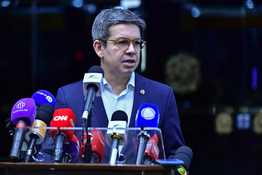 Líder do governo no Congresso Nacional, senador Randolfe Rodrigues (sem partido-AP), concede entrevista coletiva e fala sobre a operação da Polícia Federal, desta quinta-feira (11), relativa ao monitoramento de autoridades. Foto: Waldemir Barreto/Agência Senado