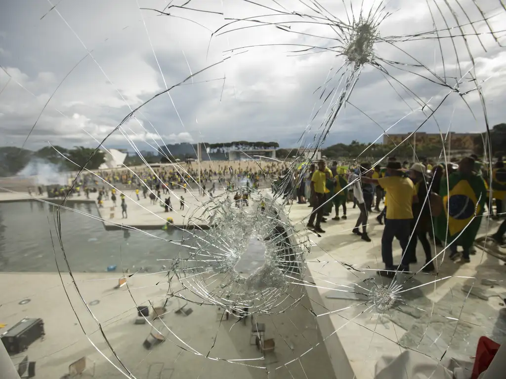 Ataque às sedes dos Três Poderes, em Brasília, em 8 de janeiro de 2023. Foto: Joédson Alves/Agencia Brasil