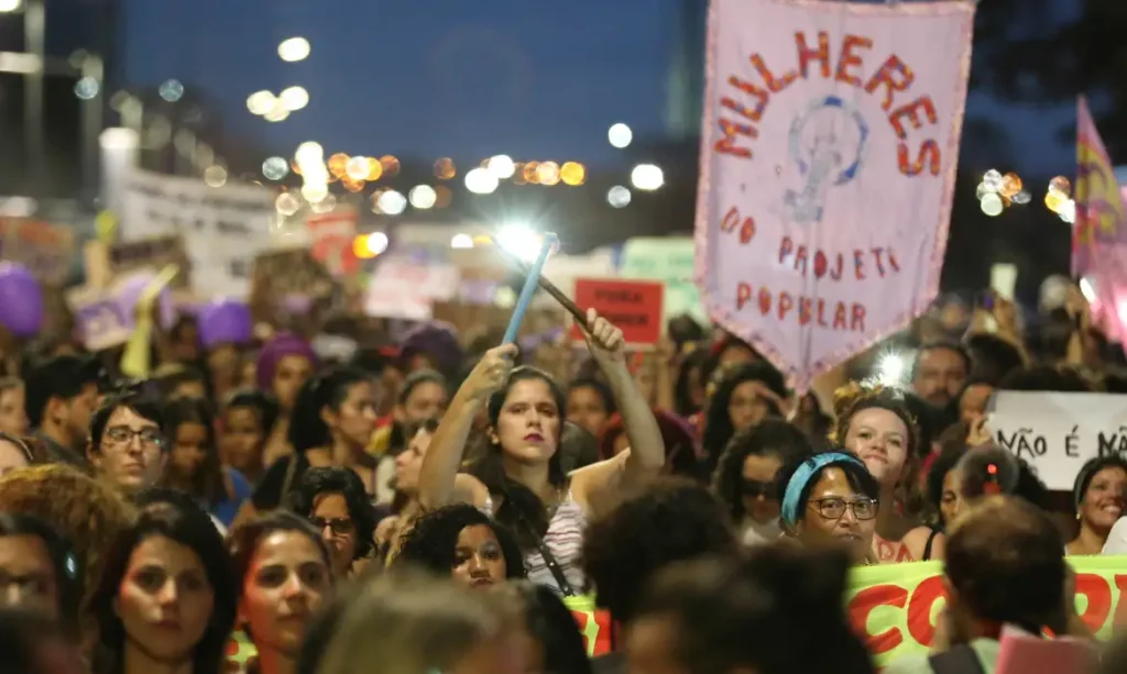 Mulheres protestam na rua