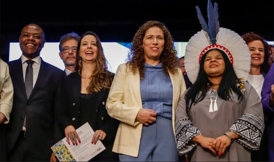 Na imagem, Silvio, à esquerda; e as ministras Esther Dweck (Gestão), que acumulará interinamente a pasta dos Direitos Humanos, e Sonia Guajajara (Povos Indígenas). Foto: Joédson Alves/Agência Brasil