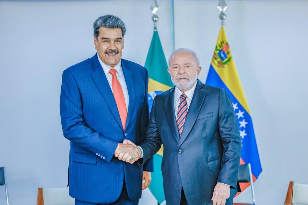 Lado a lado, Maduro e Lula apertam as mãos