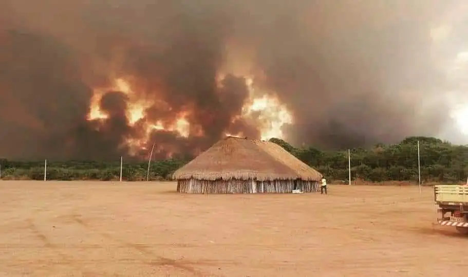 maloca pegando fogo