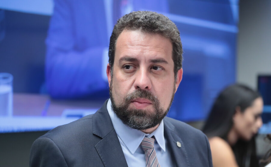 Guilherme Boulos acionou a Justiça após Pablo Marçal divulgar um laudo médico falsificado que cita internação do rival por efeito de cocaína. Foto: Bruno Spada/Câmara dos Deputados