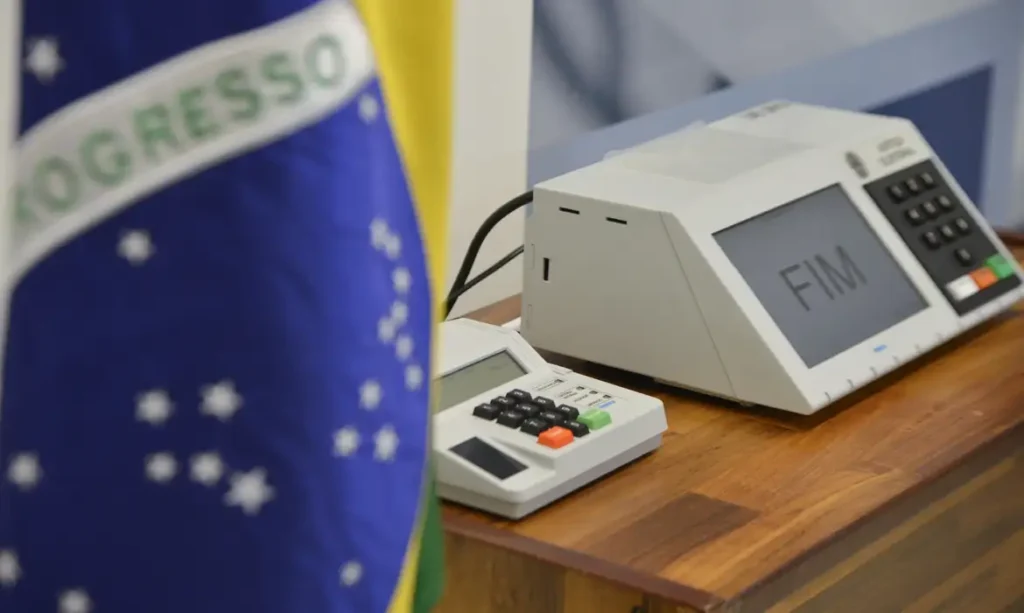 Urna eletrônica usada nas eleições sobre uma mesa