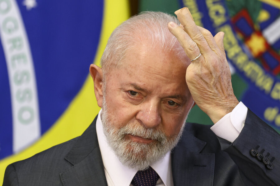 Presidente Lula com a mão na cabeça