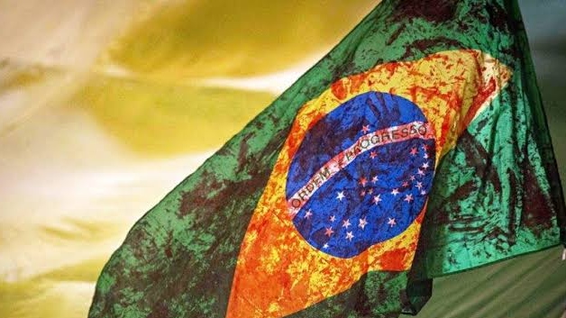 bandeira do Brasil manchada de sangue