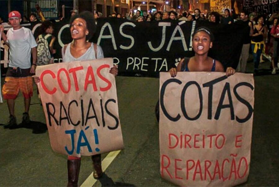 Manifestantes protestam em favor de cotas raciais. Foto: Reprodução/Sintrajufe