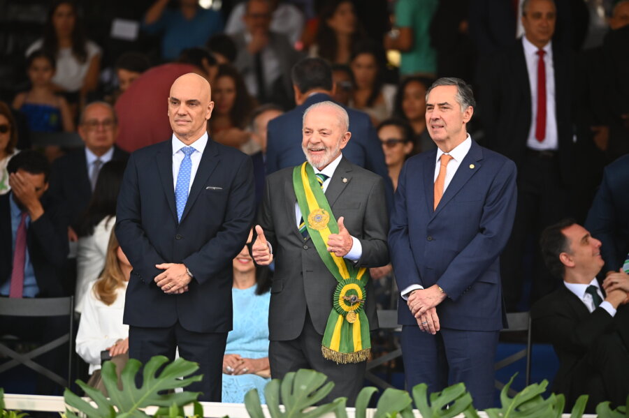 O presidente Lula entre os ministros do STF Alexandre de Moraes e Luis Roberto Barroso, presidente da Corte. Foto: Antonio Augusto/STF