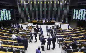 Câmara aprova projeto que dá um ano para portadores de armas sem registro ou com registro vencido regularizarem o equipamento. Foto: Vinicius Loures/Câmara dos Deputados