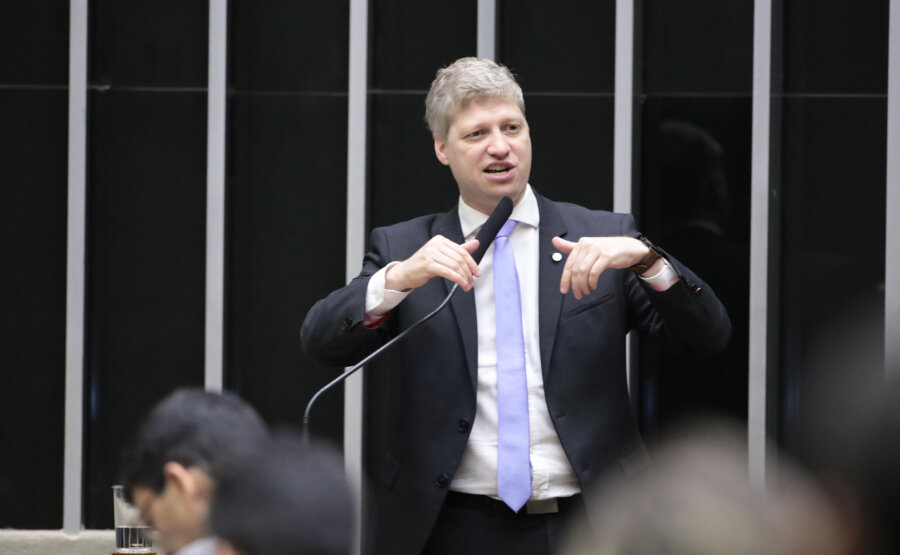 Prometendo uma plataforma de oposição, Marcel Van Hattem (Novo-RS) disputa a presidência da Câmara pela quarta vez. Foto: Bruno Spada/Câmara dos Deputados