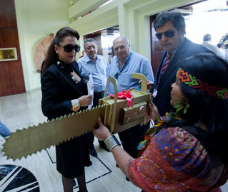 Kátia Abreu recusa-se a receber, de uma índia, o prêmio Motosserra de Ouro, dado pelo Greenpeace
